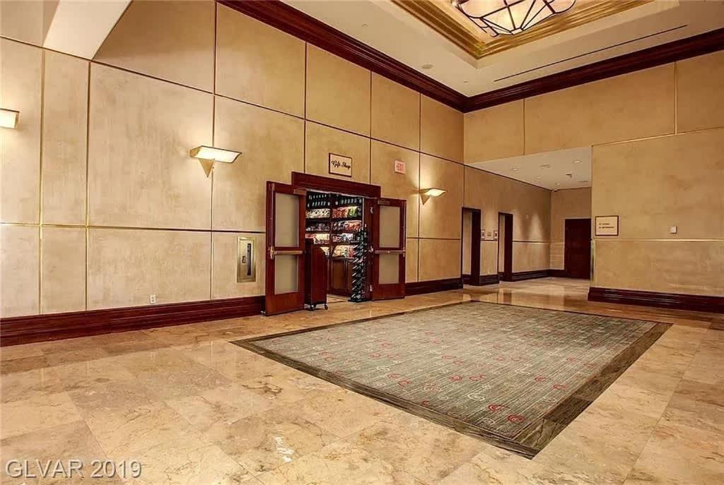 Beautiful Strip View W Balcony 02807 Apartment *